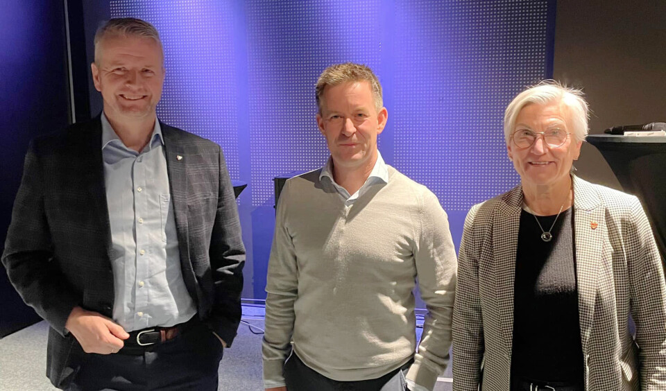 Kjetil Ravlo (t.v) og Wenche Bjørngaard fra NPL var blant dem som representerte Parat på YS Stats konferanse og tariffseminar denne uka. YS Stat-leder Jens B. Jahren i midten. Foto: NPL