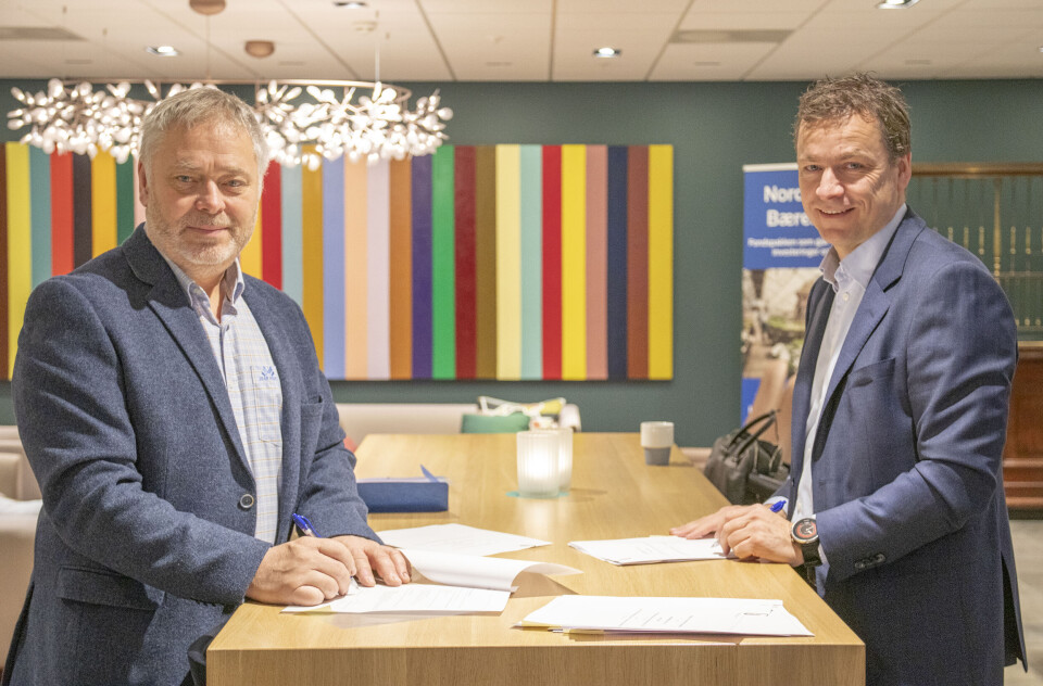 YS-leder Erik Kollerud og administrerende direktør i Nordea Liv, Hans-Erik Lind, signerer avtale om pensjonssparing for YS’ medlemmer. Foto: Helene Husebø