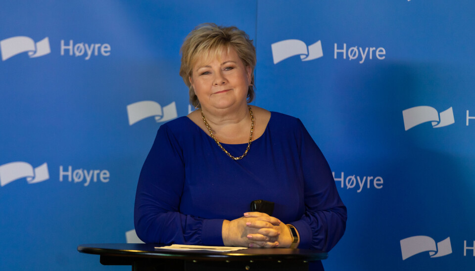 Høyre-leder og tidligere statsminister Erna Solberg mener politiets faglige vurderinger må veie tungt i spørsmålet om fast bevæpning.