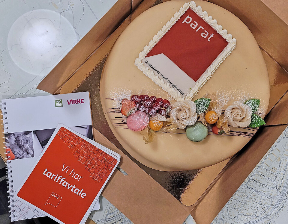 Nå er endelig tariffavtale på plass ved stiftelsen Ett Skritt Videre. Det ble feiret med tariffkake. Foto: Parat.