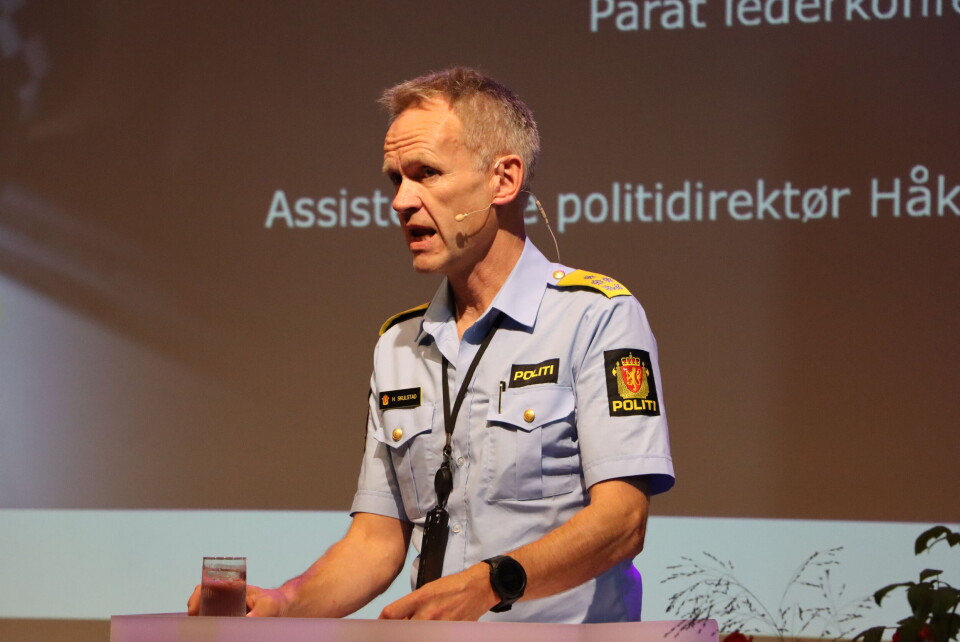 Ber om mer tydelighet. Assisterende politidirektør, Håkon Skulstad, forteller om et endret trusselbilde i Norge som følge av nye former for kriminalitet. Foto: Ulrik Øen Johnsen.