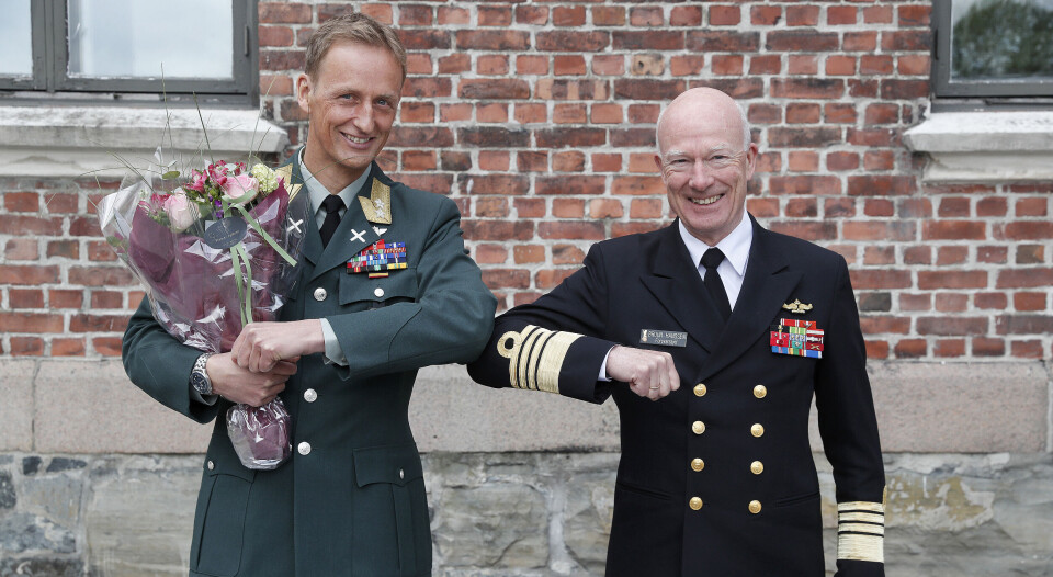 Eirik Kristoffersen gratuleres av Haakon Bruun-Hansen. Foto: Torbjørn Kjosvold / Forsvaret