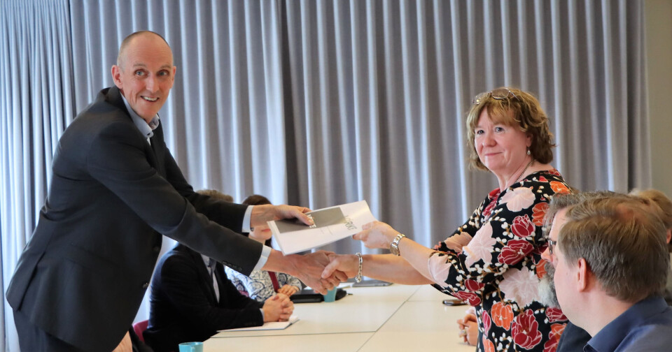 Fra onsdagens kravoverlevering i oppgjøret mellom YS og Virke. T.v. Virkes forhandlingsleder Torgeir Kroken, t.h. leder av YS privat Anneli Nyberg. Foto: Ulrik Øen Johnsen, Parat.