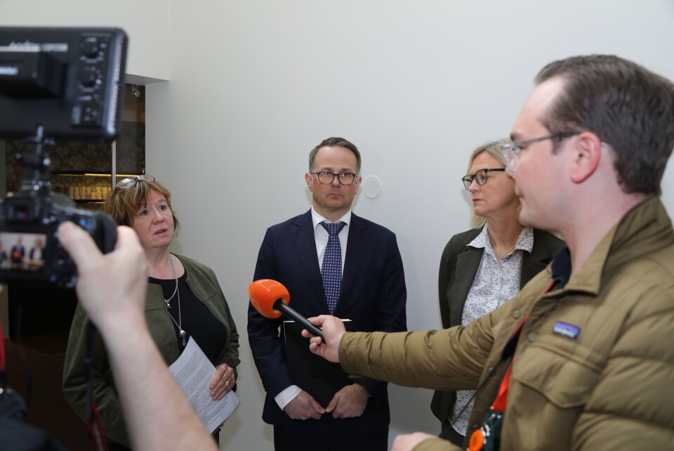 Fredag møtte leder i YS privat, Anneli Nyberg, og direktør for arbeidsliv og tariff, Nina Melsom, hos Riksmekler Mats Ruland for å mekle over frontfagsoppgjøret i 2023. Foto: Trygve Bergsland.