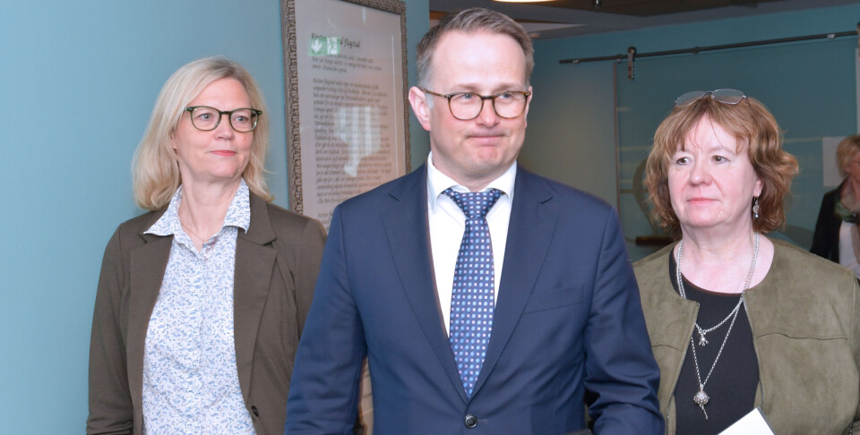 Fra meklingen: Nina Melsom fra NHO, Riksmekler Mats Ruland og forhandlingsleder i YS-Privat, Anneli Nyberg. Foto: Siv M. Bjelland,