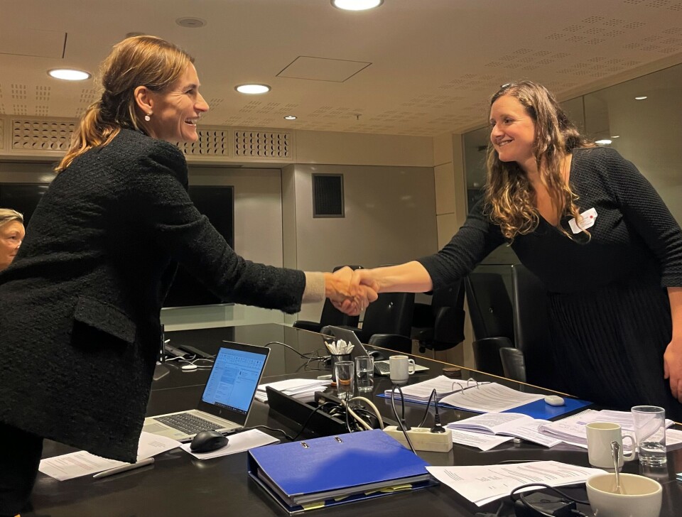 Hanne Jahr Pedersen fra NHO og forhandlingsleder fra Parat, Katrine Roald, etter enighet i Forskningsoverenskomsten onsdag.