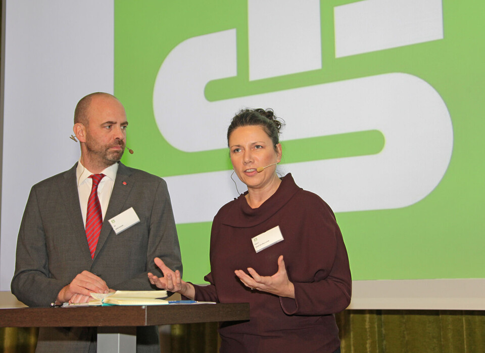 Arild Grande (Ap) og Heidi Nordby Lunde (H) i heftig diskusjon under YS-konferansen. Foto: Trygve Bergsland.