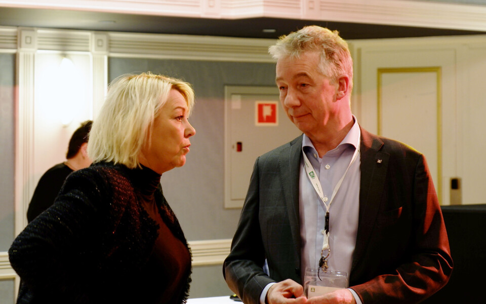 Statsråd Monica Mæland i samtale med leder for YS-Stat Pål N. Arnesen på YS-Stat sin årskonferanse. Foto: Arve Sigmundstad