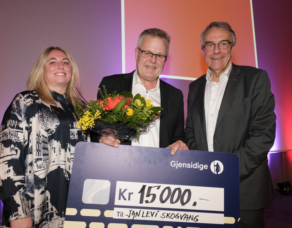 Prisvinner, Jan Levi Skogvang, omgitt av Parat-leder Unn Kristin Olsen og Gjensidige-representant, Per Kristian Larsen (til høyre). Foto: Ned Alley/Parat.