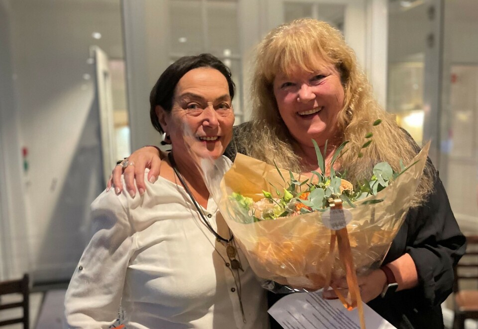 Liz Ovesen (t.v) og årets tillitsvalgt i Parat Media, Berit Bruerberg, under overrekkelsen av prisen. Foto: privat