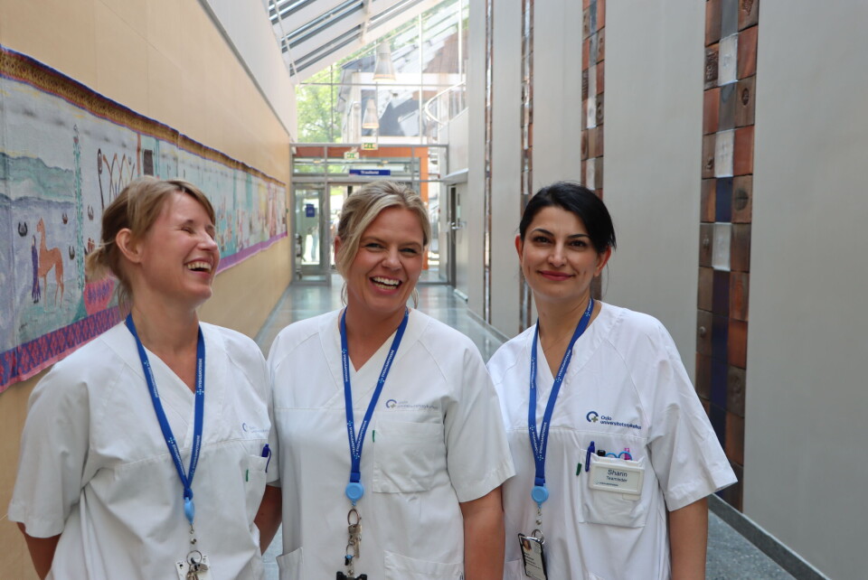 F.v.: Mona Biem, Cecilie Andersen og Sharin Mohamed er blant apotekteknikerne på Sykehusapoteket Ullevål som hver dag gir råd og oppfølging til pasienter i vanskelige livssituasjoner. Foto: Ulrik Øen Johnsen