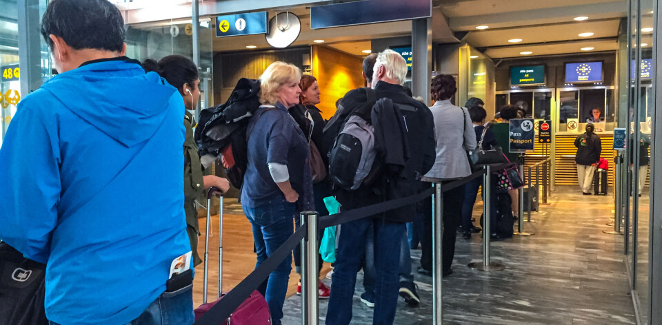 Både passasjerer og ansatte klager over manglende smittevern på Oslos hovedflyplass Foto: iStock