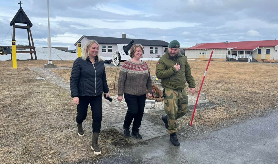 Parat-leder Unn Kristin Olsen og Anneli Nyberg under besøket hos Garnisonen i Sør-Varanger. Her med personellsjef P. F. Hansen. Foto: Helene Husebø