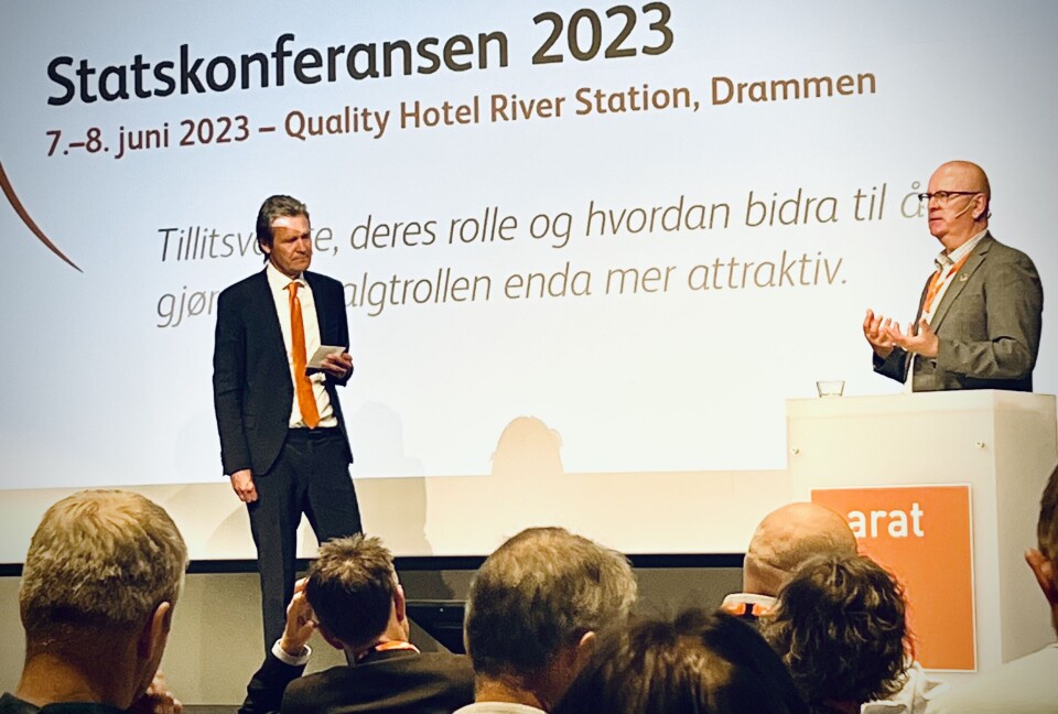 Gisle Norheim og konferansier Erik Wold under Statskonferansens første dag. Foto: Parat.