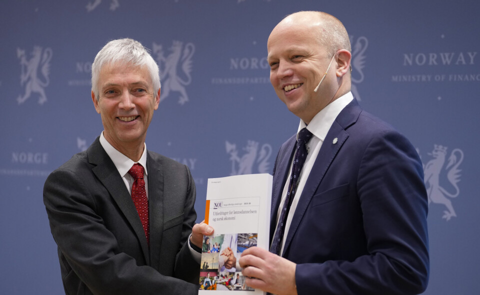 Frontfaget kom med Per Borten, påpekte partifelle og finansminister Trygve Slagsvold Vedum, da han mottok rapporten om utfordringer for lønnsdannelsen i norsk økonomi fra økonomiprofessor Steinar Holden. Foto: Javad Parsa / NTB.
