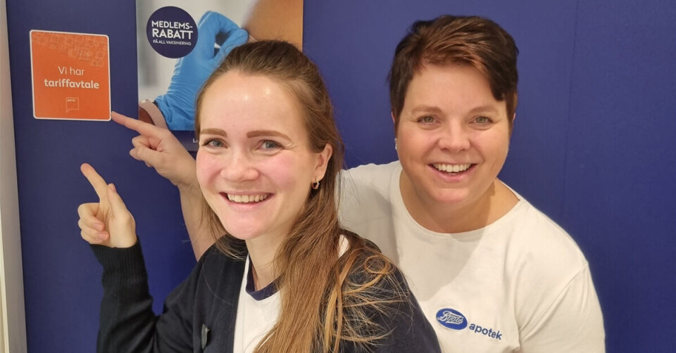 Anette Lima Jacobsen og Guro Jacobsen fra Boots Apotek Revetal viser fram sitt nye bevis på tariffavtale. Foto: Privat