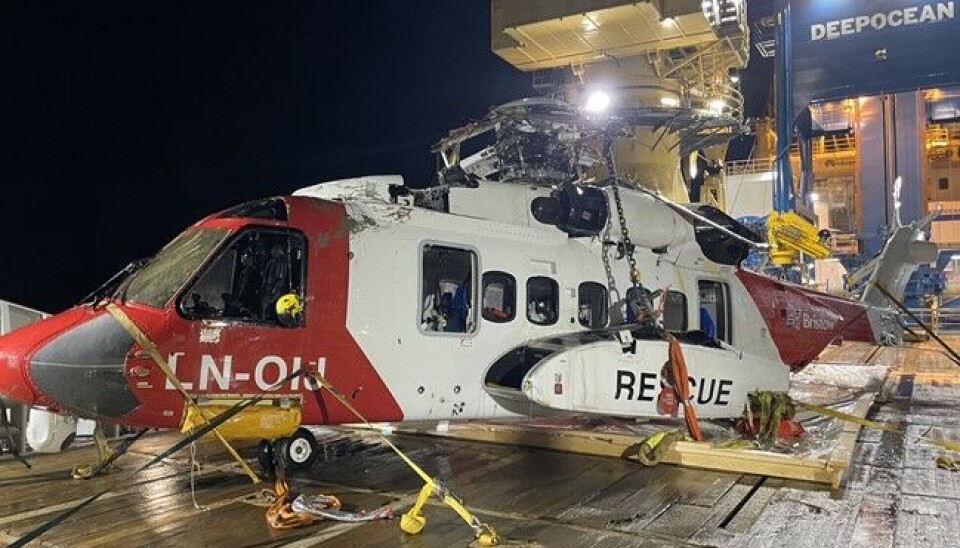 Her er helikopteret hentet opp fra havbunnen etter at det styrtet 28. februar.