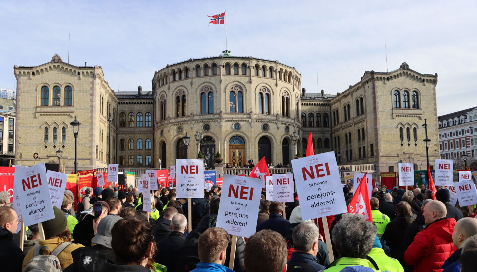 Stort oppmøte utenfor Stortinget for å protestere på innholdet i pensjonsforliket torsdag.