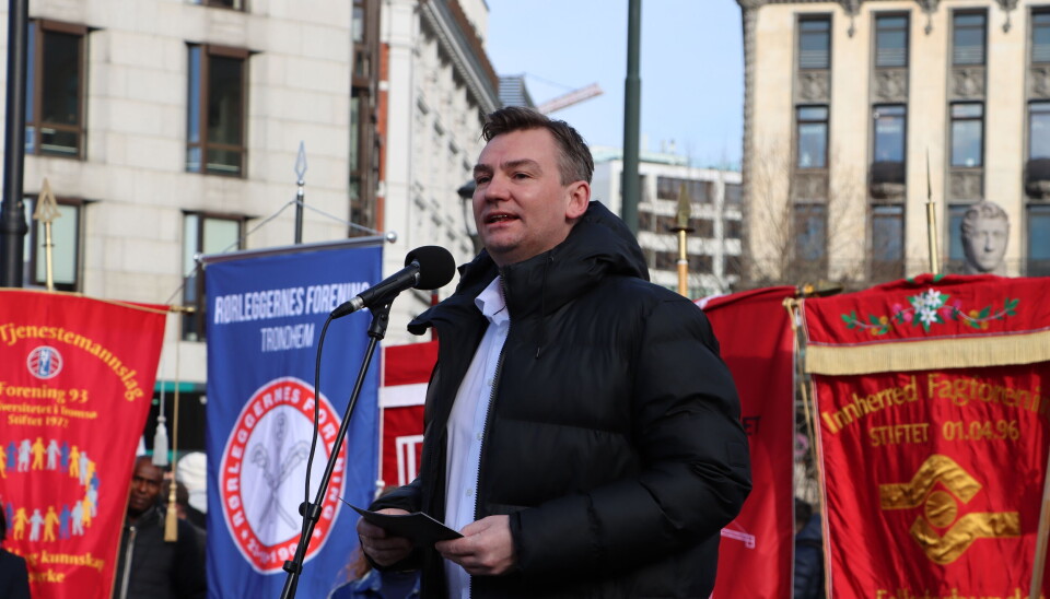 Henrik Asheim (H) stiller seg bak pensjonsforliket. Han ble møtt med pipekonsert fra de oppmøtte demonstrantene.