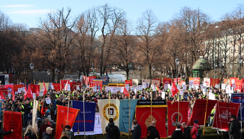 Flere hundre mennesker møtte torsdag opp for å demonstrere utenfor Stortinget i forbindelse med de nye pensjonsreglene.