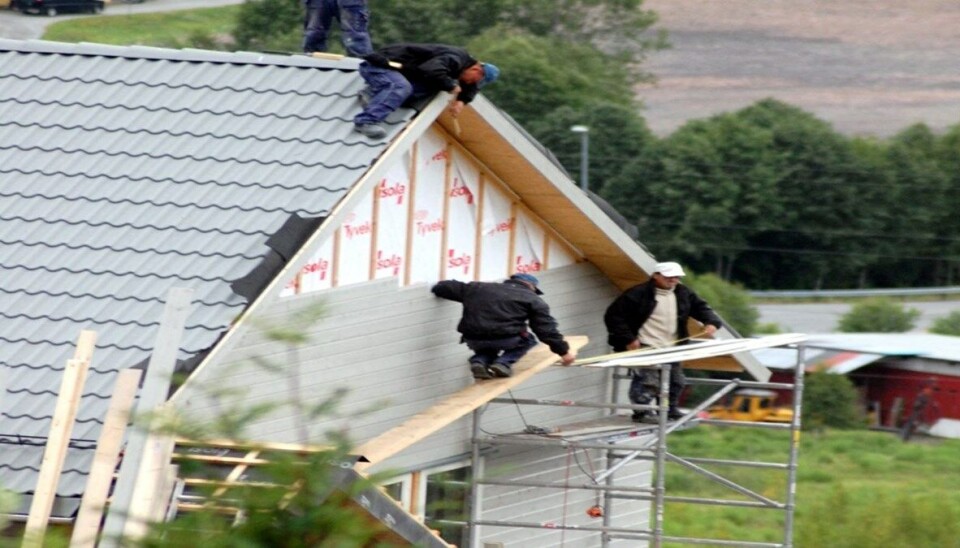 Dette er et eksempel på et byggeprosjekt Arbeidstilsynet satt en stopper for i 2023. På bildet ser man flere arbeidere utføre arbeid i høyden uten sikring.