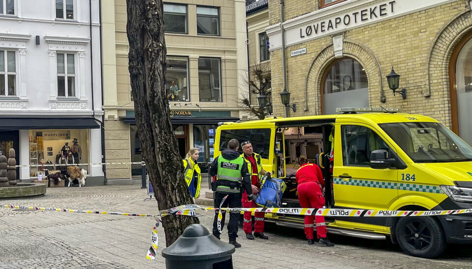 Ambulansepersonell forsøkte livreddende førstehjelp da kvinnen ble funnet ved Løveapoteket i Arendal sentrum. Livet stod ikke til å redde.