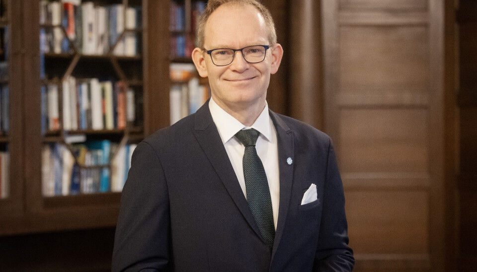 Forsknings- og høyere utdanningsminister Oddmund Hoel (Sp) gir penger til kompetanseheving i fem bransjer