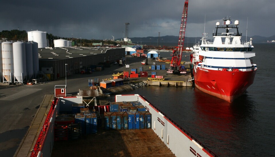 To supplybåter ligger til kai ved Mongstadbase, Norsk Hydros forsyningsbase i forbindelse med selskapets olje- og gassvirksomhet. Supplybåter til kai ved Mongstadbasen.