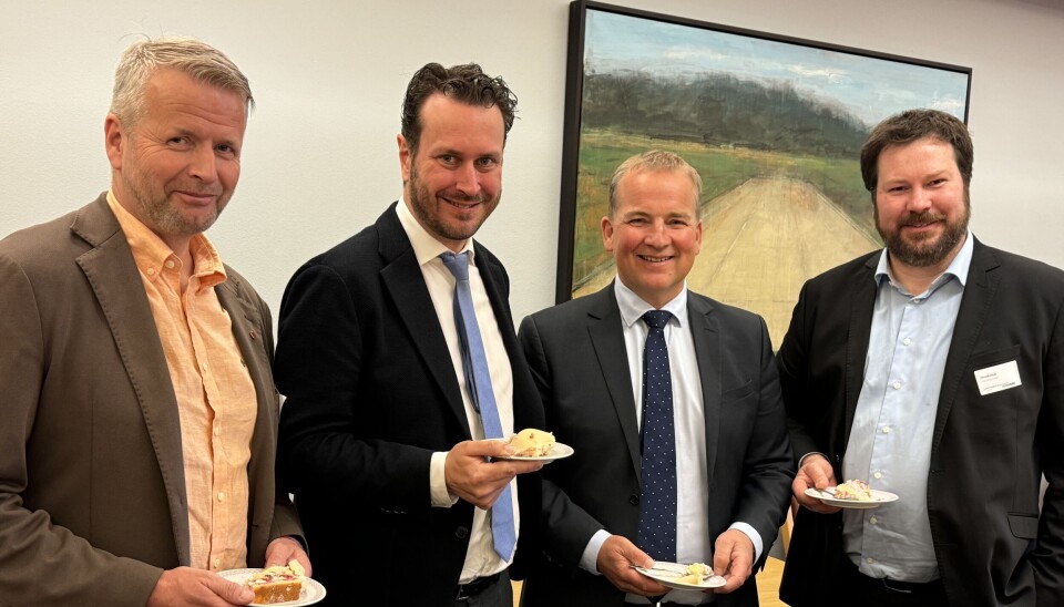 Fornøyde: Kjetil Ravlo, leder i Norges Politilederlag, Helge André Njåstad (FrP) og Sveinung Stensland (H) fra justiskomiteen - samt Einar Tolo-Kaldhol, leder i Parat politiet, spiste kake sammen på Stortinget. Kjetil Ravlo, Helge Andre Njåstad (FrP), Sveinung Stensland (H) og Einar Tolo-Kaldhol spiste kake sammen. Foto: Veronica Karlsen