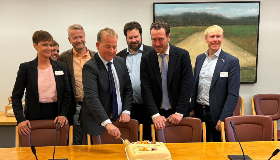 Justiskomiteens Sveinung Stensland (H) kom for å feire planene med komitémakker Helge André Njåstad.