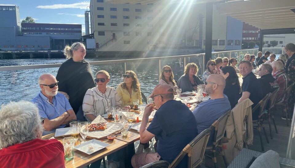 Det var sol og fullsatte bord da Parat inviterte til medlemsmøte i Skien som en del av politisk ledelses sørlandsturné. Parat-medlemmer spiser pizza på medlemsmøte.