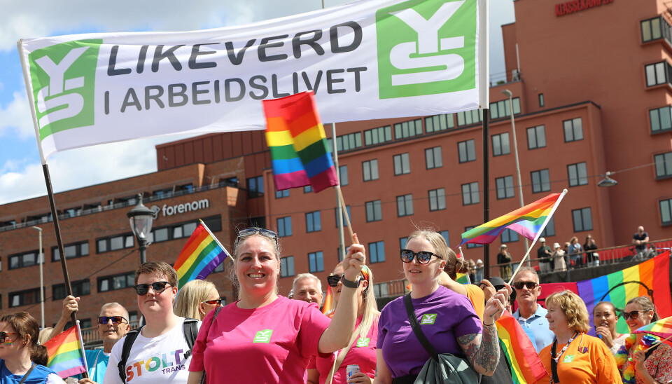 Parat-leder Unn Kristin Olsen gikk under YS-fanen «Likeverd i arbeidslivet» under årets Pride-parade. Foto: Trygve Bergsland/Parat.