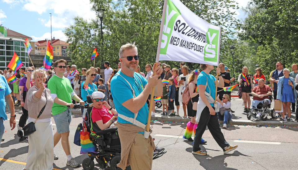 YS-leder Hans-Erik Skjæggerud i Pride-paraden sammen med alle andre som gikk under YS-fanen «Likeverd i arbeidslivet».