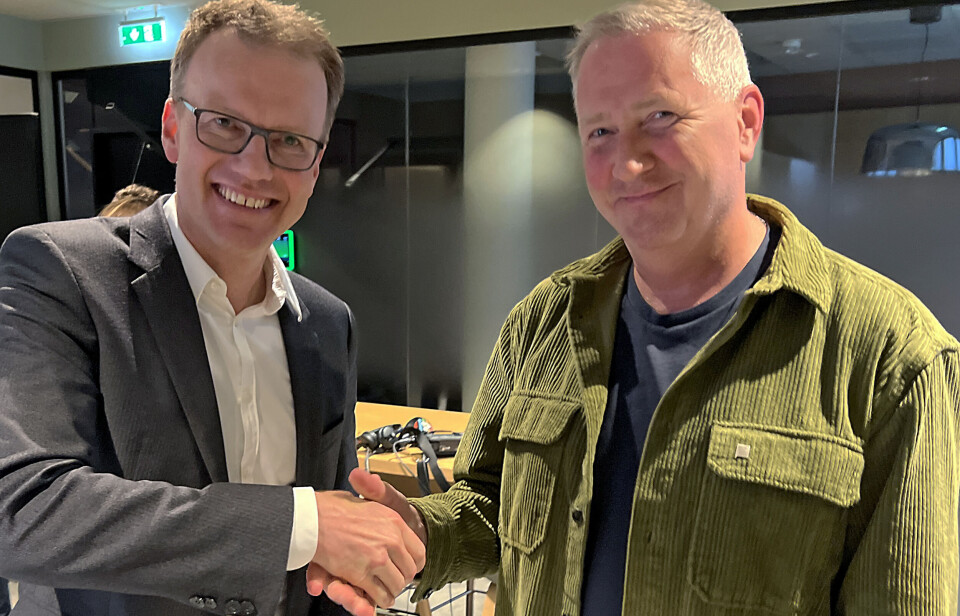 Administrerende direktør i NHO Luftfart Erik Lahnstein og leder for SAS Norge kabinforening i Parat Martinus Røkkum har signert enighet om ny tariffavtale for 2024 - 2026.