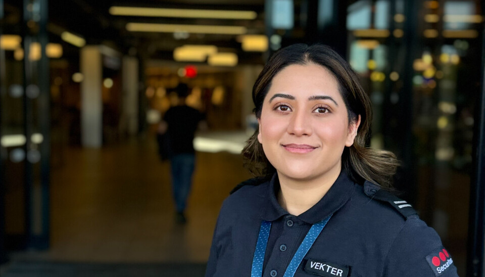 Annam Ahmed stortrives i jobben sin som vekter og vaktleder på Stovner Senter. - Nå med skolestarten opplever vi årets travleste tid, med tre skoler tett på. Da er det mye aktivitet og en hektisk tid for oss som jobber her, sier hun.