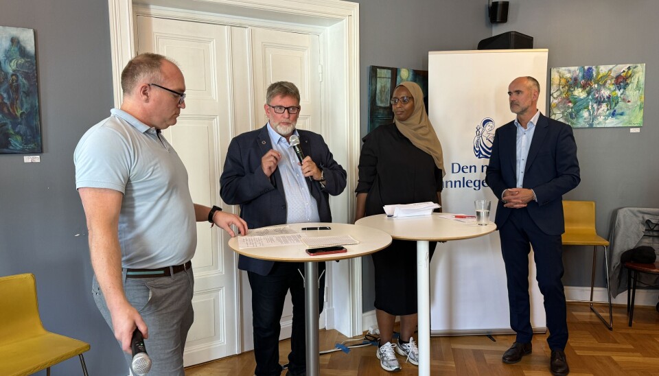 Staten kan stille opp med mer penger, men hvordan skal tannhelsen organiseres fra neste år? Tannlegeforeningen debatterte tannhelsepolitikk under Arendalsuka. F.v. debattleder Christian P. Fjellstad fra Den norske tannlegeforening, president Heming Olsen-Bergem i Tannlegeforeningen, stortingsrepresentant Marian Hussein fra SV og Ståle Sagabråten fra Legeforeningen. Fra venstre debattleder Christian P. Fjellstad fra Den norske tannlegeforening, president Heming Olsen-Bergem i Tannlegeforeningen, stortingsrepresentant Marian Hussein fra SV og Ståle Sagabråten fra Legeforeningen.