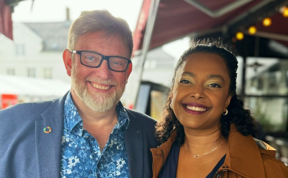 Stortingspolitiker Kamzy Gunaratnam (Ap) var på plass på flere tannhelsearrangementer i Arendal, her fotografert sammen med president i Den norske tannlegeforening, Heming Olsen-Bergem. Foto: Veronica Karlsen