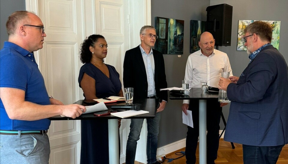 I panelet i Arendal: Fra venstre: Moderator Christian P. Fjellstad hadde med seg stortingspolitiker Kamzy Gunaratnam (Ap), bransjedirektør for Helse og velferd i NHO Geneo, Torbjørn Furulund, fagrådgiver i Funksjonshemmedes fellesorganisasjon, Arnfinn Bue Aarnes - og president i Den norske tannlegeforening, Heming Olsen-Bergem. Foto: Veronica Karlsen