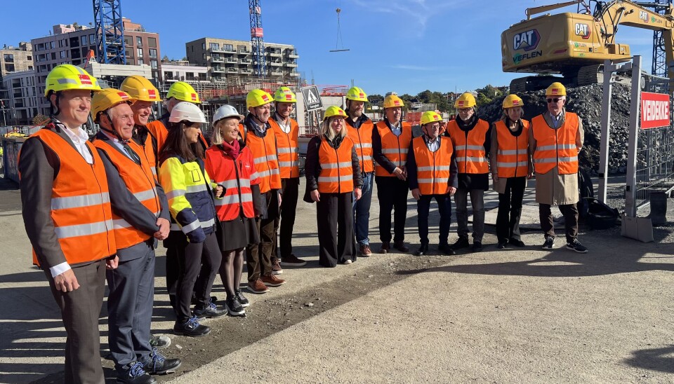 Representanter fra alle partene som torsdag signerte klimapartnerskapsavtalen, betegnende nok på en byggeplass i Bjørvika.