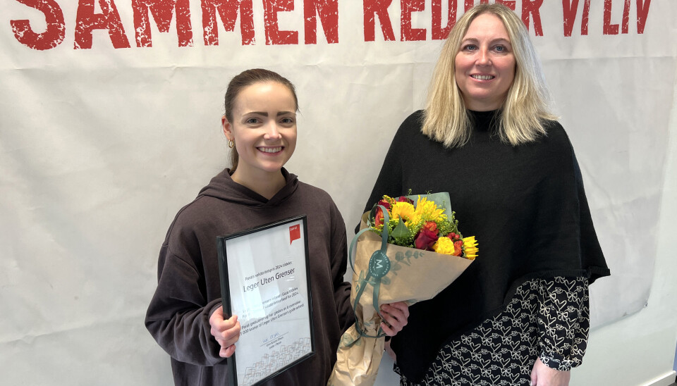 Parats solidaritetspris 2024: Victoria Rochelois fra Leger Uten Grenser takker Parat-leder Unn Kristin Olsen for bidraget. Victoria Rochelois fra Leger Uten Grenser og Parat-leder Unn Kristin Olsen 28. oktober 2024.