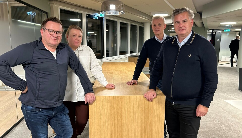 I mekling: Parats hovedtillitsvalgt Bård-Henning Midtbøen i Stendi, tillitsvalgt Camilla Steffensen i Stendi, Deltas forhandler Sveinung Berger og forhandlingsleder Kjell Morten Aune fra Parat.