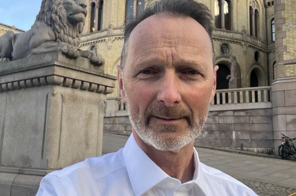 Leder for flysikkerhet i Pilotforbundet, Jens Salt, fotografert utenfor Stortinget. Foto: Privat