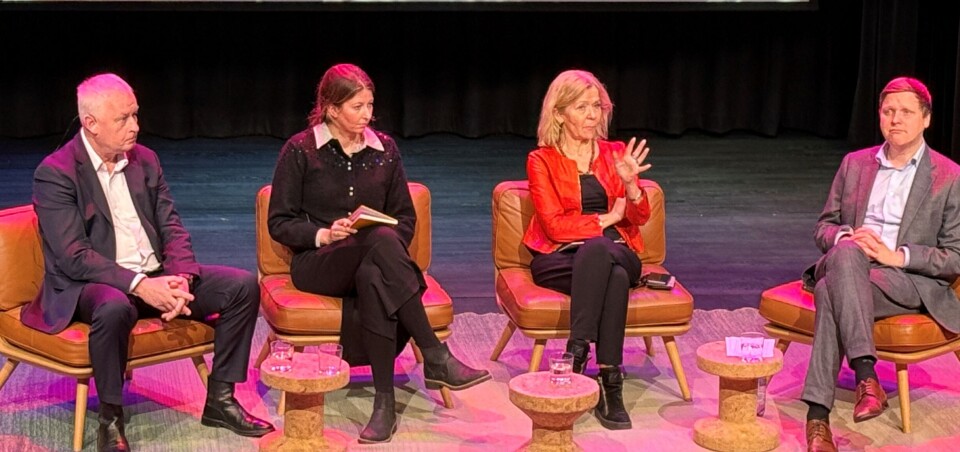 Luc Triangle (t.v.) i samtale med Marianne Dahl fra PRIO, Liv Tørres fra LO og utviklingsminister Åsmund Aukrust under demokratikonferansen i Oslo. Luc Triangle (tv) i samtale med Marianne Dahl fra PRIO, Liv Tørres fra LO og utviklingsminister Åsmund Aukrust