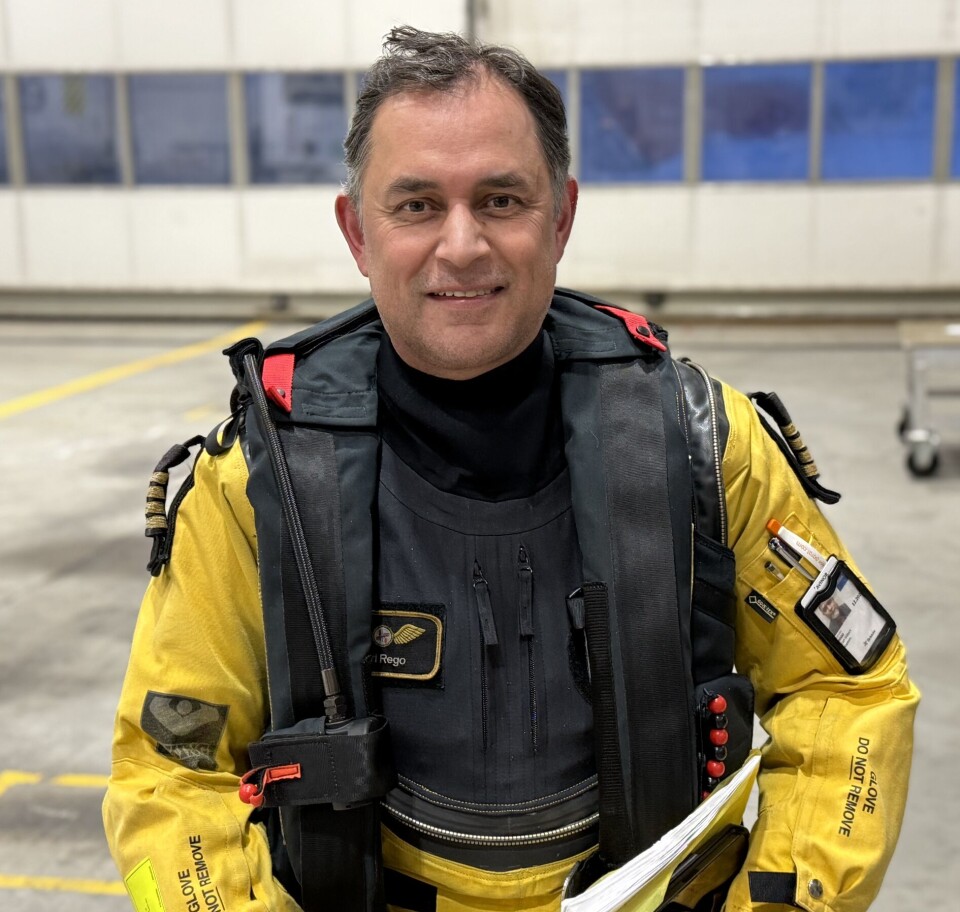 Carl Gilbert Rego, styrmann (co
-
pilot)
og leder i Pilotforbundet
, flyr ofte helikopteret til
og fra åstedet og sørger for navigasjon og kontinuerlig kommunikasjon med
resten av
mannskapet.
