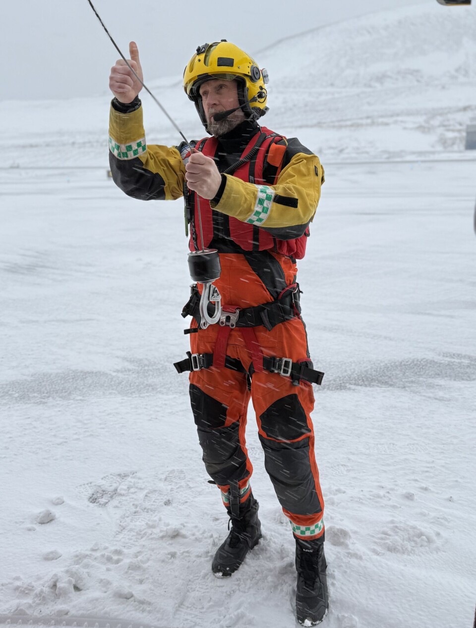 Hans Erik
«
Hansi
»
Kveum, redningsmann, senkes ned til land eller sjø for å sikre og
hente opp pasienter. Han har en bakgrunn som paramedic og brenner for å hjelpe andre.