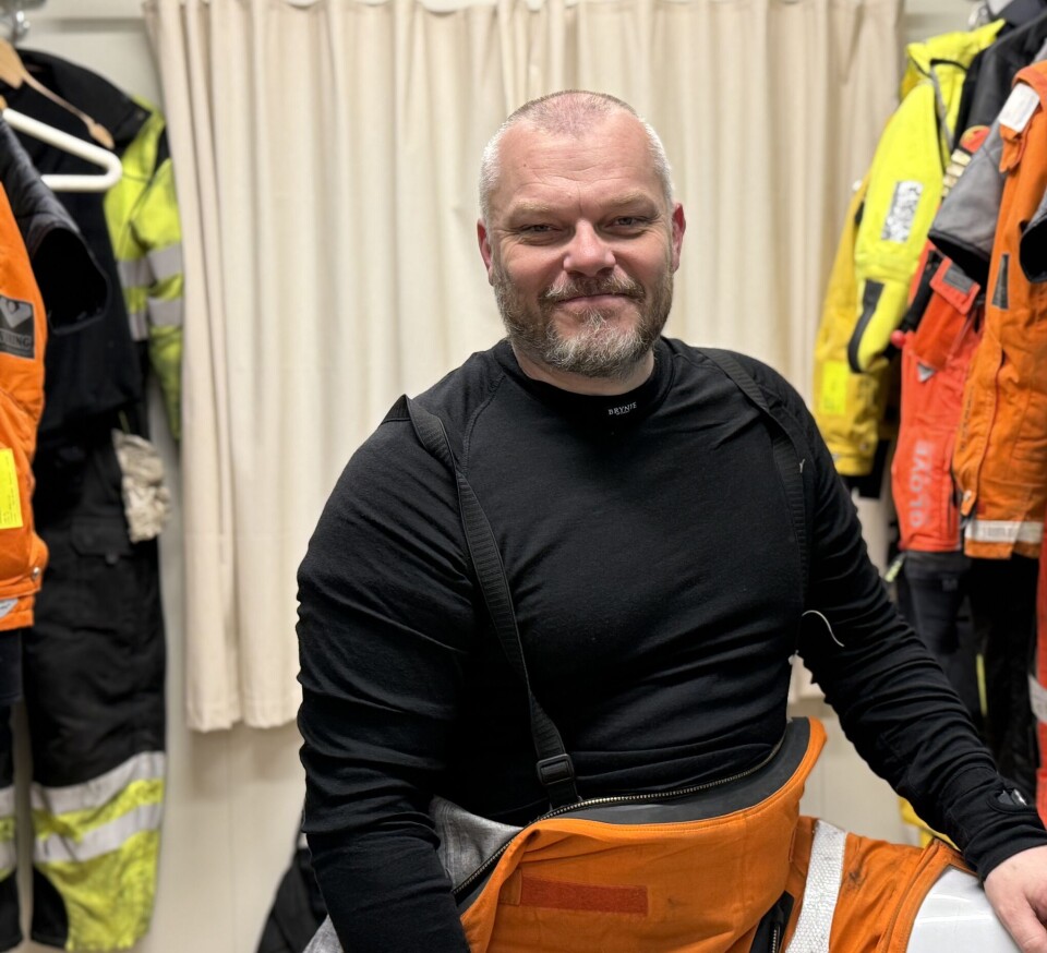Kenneth Arild, tekniker og heisoperatør, håndterer vinsjen og overvåker helikopterets
tekniske systemer, samtidig som han veileder pilotene og redningsmann om bord.