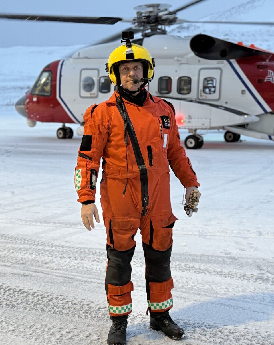 Stian Knudsen, anestesisyke
pleier (medic), står for den medisinske beredskapen om
bord og behandler pasienter under krevende forhold fram til helikopteret når sykehus.