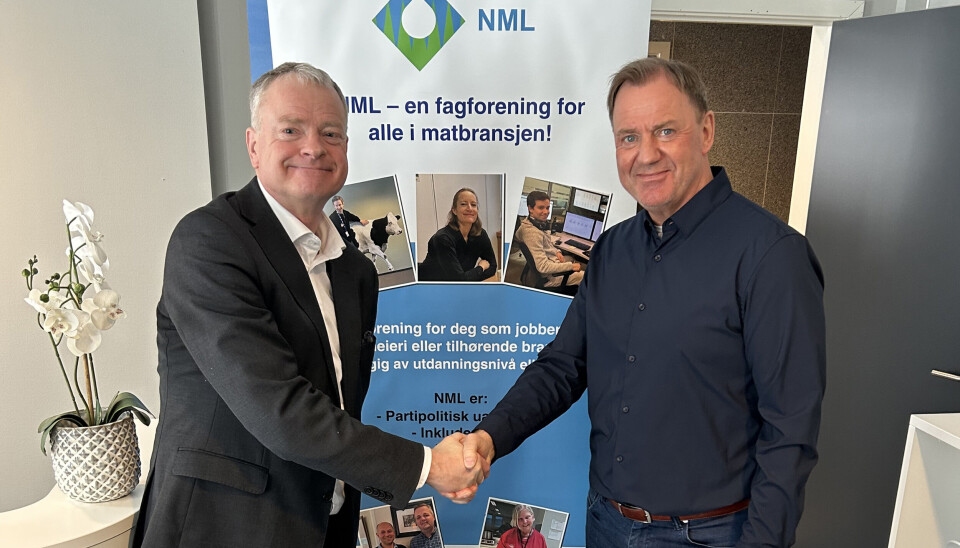 Generalsekretær i Parat, Trond R. Hole, ønsker sekretariatsleder i Norske Mat- og Meierifolks Landsforening (NML) , Ottar Olden, velkommen inn i Parat.