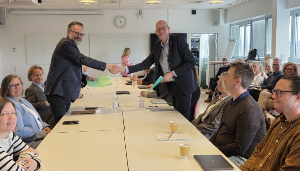 Forhandlingsleder Eirik Bornø overrekker YS’ krav til Virkes forhandlingsleder Torgeir Kroken.