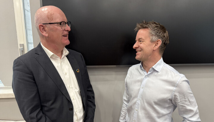 Statens forhandlingsdirektør Gisle Norheim (t.h) i samtale med YS Stat-leder Jens B Jahren under åpningen av lønnsoppgjøret i staten. Statens forhandlingsdirektør Gisle Norheim (t.h) og YS Stat-leder Jens B Jahren under åpningen av lønnsoppgjøret i staten 2025.